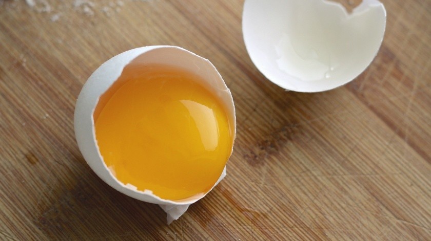 La yema del huevo es buena fuente de hierro.(Pixabay)