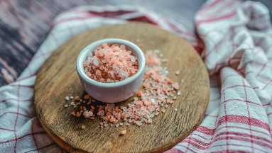 Usos diversos de la sal del Himalaya en tu hogar y sus beneficios
