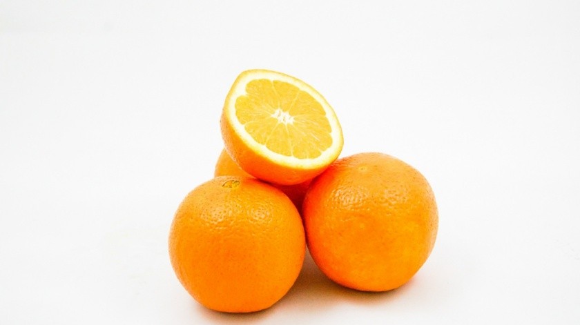 Te ayuda a estimular la producción de glóbulos blancos y te refuerza tu sistema inmunológico. Solamente una naranja entera te aporta 65 calorías.(Pixabay)