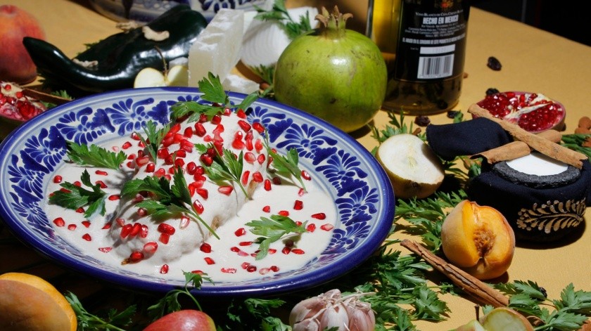 Los chiles en nogada con un platillo representativo de la comida mexicana, cuyos ingredientes tienen beneficios para la salud.(Notimex/Archivo Grupo Healy)