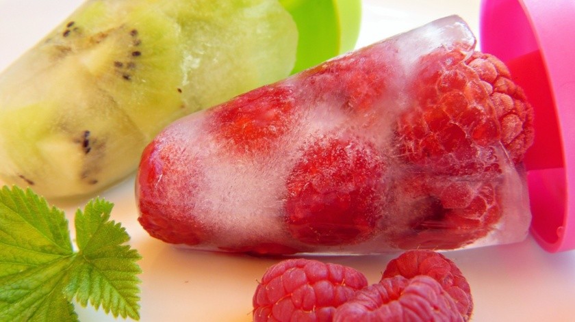 La menta le brinda un toque más fresco a estas deliciosas paletas heladas de fruta.(Pixabay)