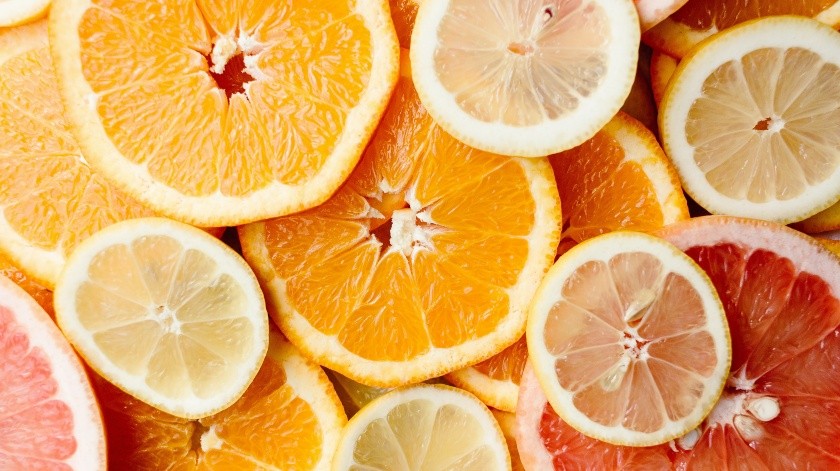La vitamina C de los cítricos como el limón y la naranja son ideales para fortalecer el sistema inmune.(Pexels)