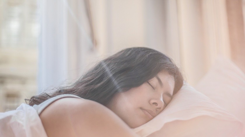Dormir en temporada de calor puede ser un poco difícil y nos puede llevar a encender el ventilador, sin embargo, es una práctica que representa algunos riesgos.(Pexels)