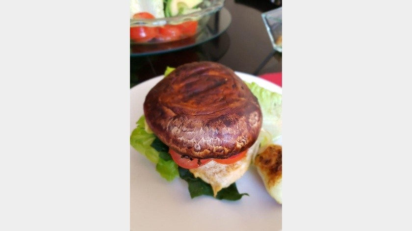 La versión saludable de una hamburguesa sí existe, prueba esta deliciosa receta con hongo portobello.(Cortesía)