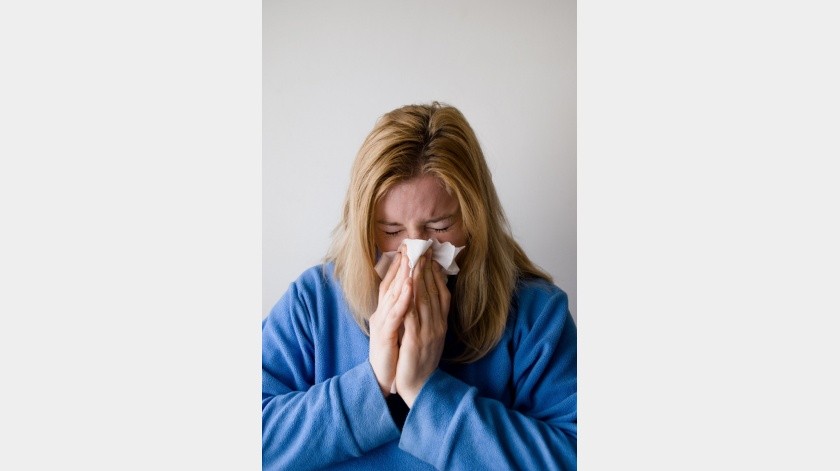 La secreción nasal, el dolor facial, el goteo posnasal y la picazón en los ojos son síntomas comunes de alergias o resfriado común. Pero no son típicos de COVID-19.(Pixabay)