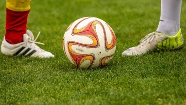 ¿Los balones de fútbol y otros equipos deportivos podrían albergar el Covid-19?