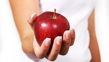 ¿Una manzana al día aleja al doctor de tu vida? Aquí te lo aclaramos