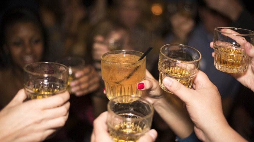 Permanecer hidratado mientras tomas alcohol podría ayudar a evitar o reducir una resaca.(Pixabay)