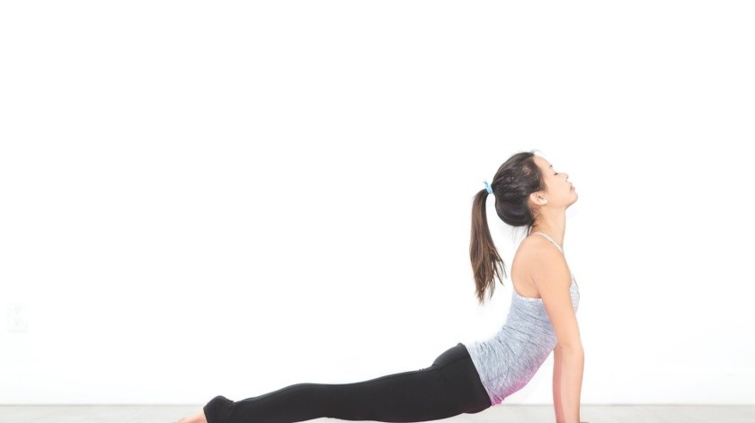 Esta postura tiene una técnica muy poco complicada, sólo debes tumbarte boca abajo utilizando los músculos de la espalda para subir la cabeza y la parte superior del torso.(Pixabay)