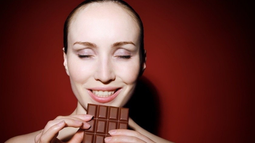 El chocolate, específicamente el cacao, tiene un alto contenido de magnesio, que generalmente se mantiene bajo en tu cuerpo cuando estás en tu síndrome pre-menstrual. (Pixabay)