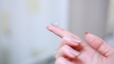 Lo que debes saber si tu hijo quiere lentes de contacto