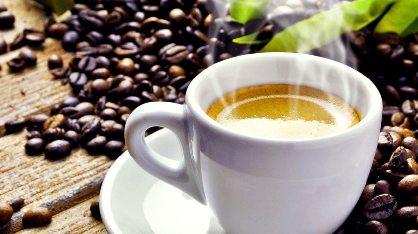 Consumir más de 3 tazas de café diariamente se considera una cantidad excesiva según expertos.(Pixabay)