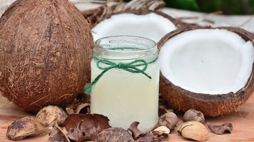 Puedes utilizar el aceite de coco para mejorar la salud y vitalidad de tu cabello.(Pixabay)