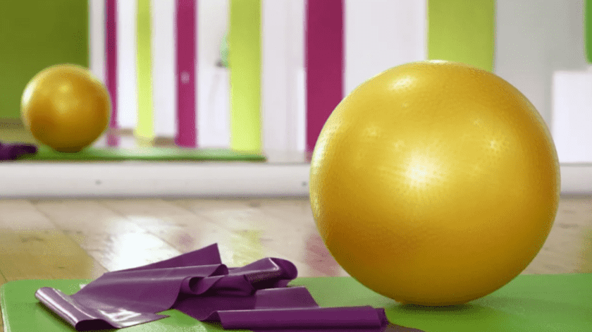 El balón suizo o la pelota de pilates ayuda a ejercitarse y también utilizada en terapias.(Pixabay)
