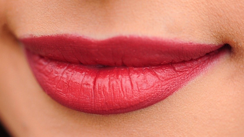 Para evitar que tus labios se vean resecos y poco hidratados, sigue estos sencillos pasos que harán que luzcas unos labios espectaculares.(Pixabay)