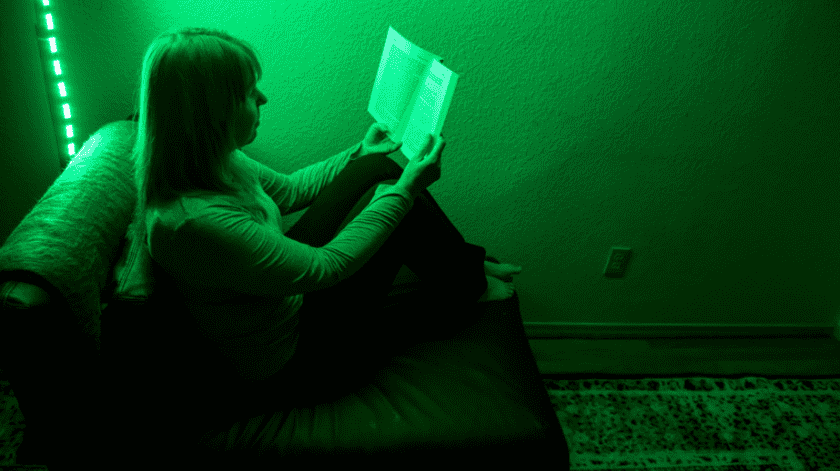 La luz verde es lo bastante brillante como para permitir la lectura.(Foto: Kris Hanning (University of Arizona Health Sciences (UAHS))