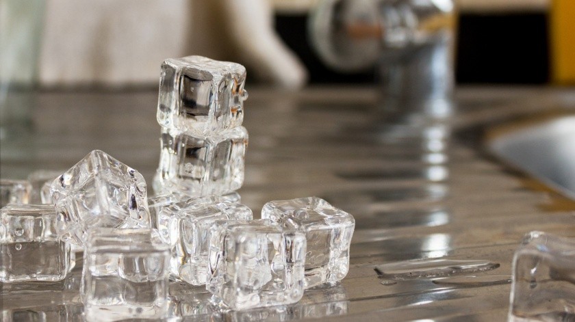 Antojos inusuales de masticar hielo, tierra o comer papel, pueden ser síntoma de alarma. (Pixabay)