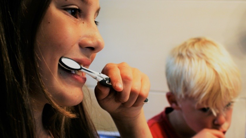 Enseña a los niños a cepillarse la lengua para tener un aliento fresco y remover gérmenes.(Pixabay)