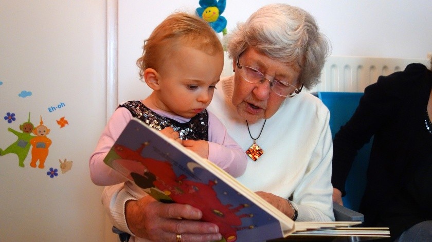 El tiempo de gozo entre abuelos y nietos podría ayudar a prevenir al demencia senil y el Alzheimer.(Pixabay)