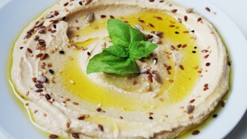 Lo mejor del hummus es que puede agregar diversas hierbas y especias mientras mueles los ingredientes para modificar su sabor. (Pixabay)