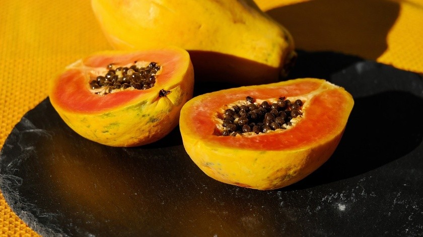 La papaya es una fruta de poderosas propiedades, sin embargo, es importante evitar los excesos.(Pixabay)