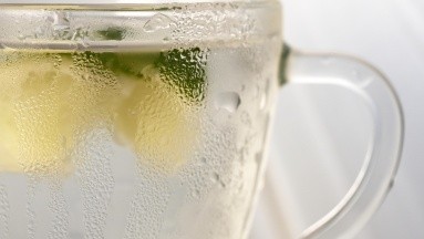 ¿Tomar agua de limón te ayuda a rejuvenecer la piel? Aquí te aclaramos las dudas