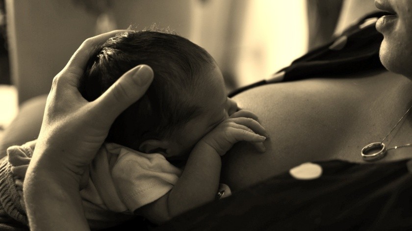Es posible que la succión débil de tu bebé no le permita prenderse al pecho lo suficientemente bien como para obtener la leche de tu seno.(Pixabay)