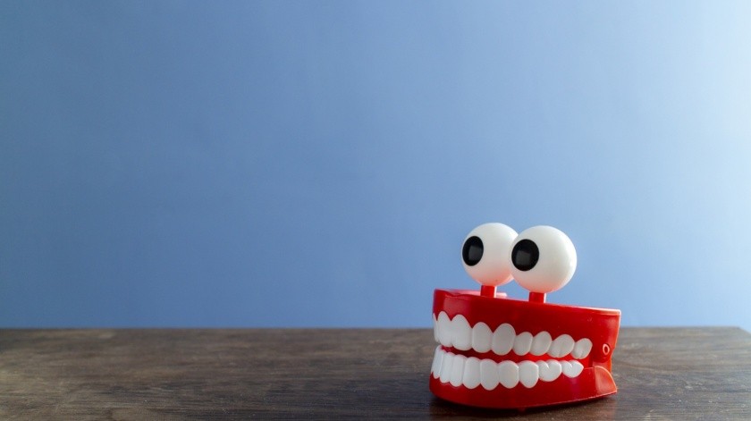 Cuando sufres de la enfermedad de las encías empiezas a notar que siempre las tienes inflamadas, sangrado, dientes sensibles, encías retraídas y mal aliento. (Pixabay.)
