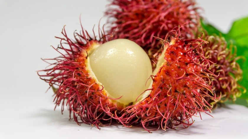 Dentro de la pulpa hay una semilla venenosa, a veces la misma está muy  adherida a la fruta, mientras que otras, se desprende fácilmente.(Pixabay.)