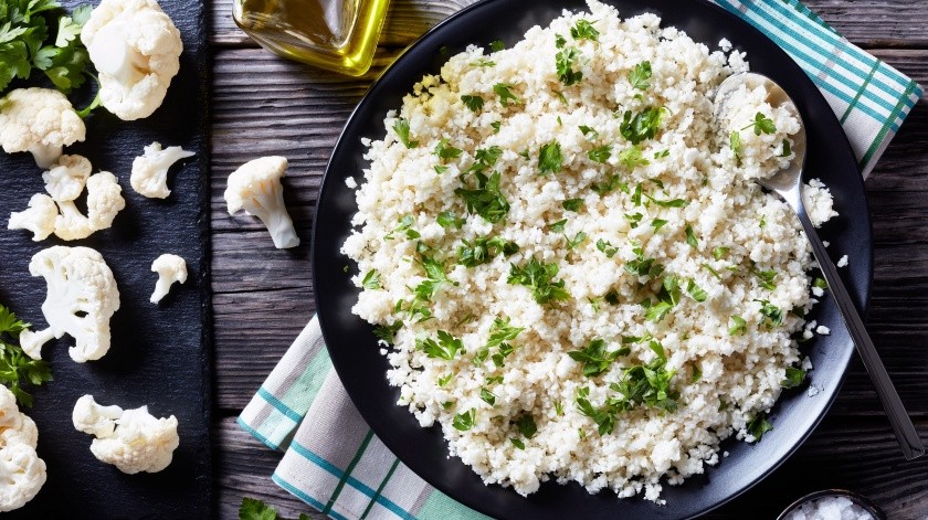 La textura de la coliflor triturada la convierte en una excelente opción para sustituir el arroz en los platillos bajos en carbohidratos.(Shutterstock)