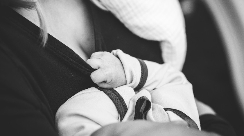 La lactancia materna brinda beneficios tanto para el recién nacido como para la madre.(Pixabay)
