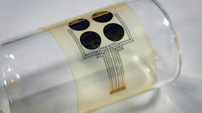 Este dispositivo tiene cuatro sensores piezoeléctricos incrustados en una fina película de silicona.(Instituto de Tecnología de Massachusetts)