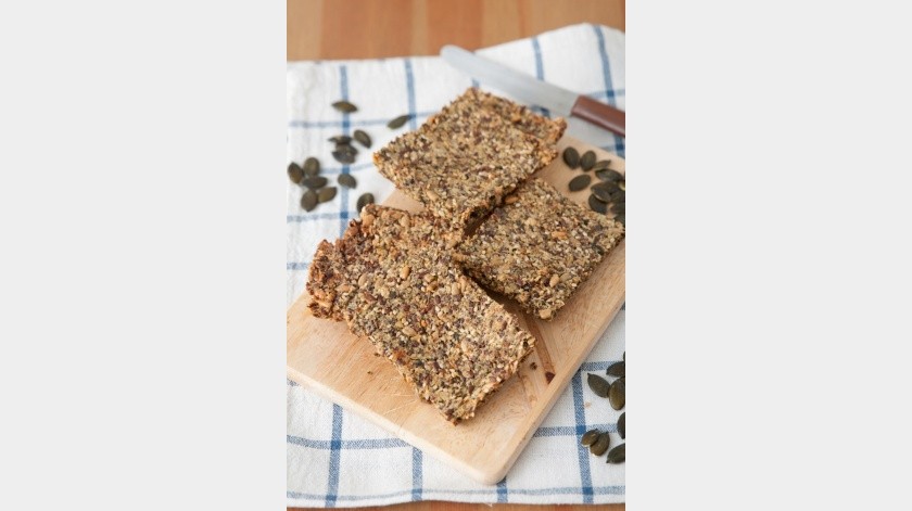 Llena tus mañanas energía con estas saludables barritas de avena, miel y semillas que le encantarán a toda tu familia.(Pixabay)