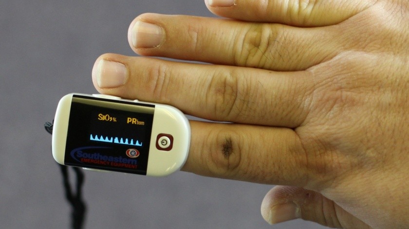 Los niveles de oxígeno se monitorean con un pequeño dispositivo llamado oxímetro de pulso.(PixababY)