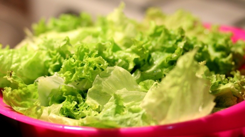 La lechuga puede formar parte de un sinfín de combinaciones al momento de preparar tus ensaladas.(Pixabay)
