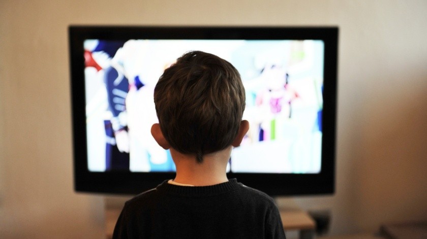 Los padres podrían quizás limitar el tiempo frente a la pantalla y que quizás los padres podrían hablar con ellos sobre el tema del consumismo si están en edad para comprenderlo.(Pixabay.)