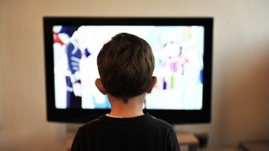 Estudio revela por qué los padres terminan más estresados cuando los niños ven tv