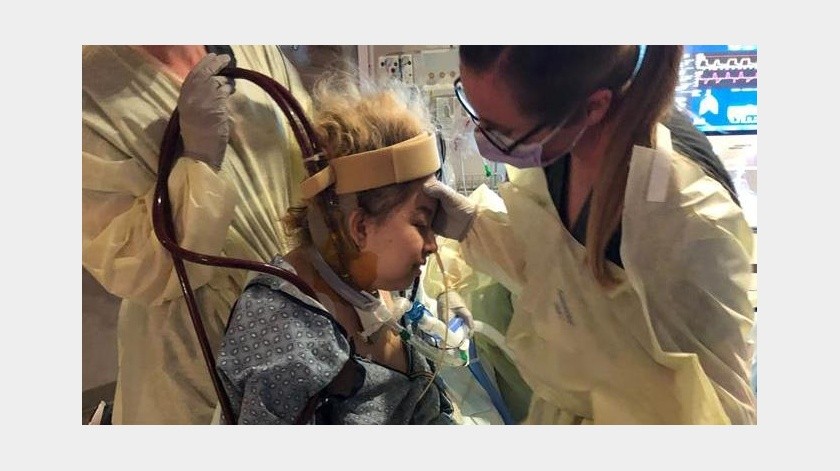Fotografía cedida por Rodolfo López donde aparece su esposa Reyna López (c) mientras está tratada de coronavirus por el personal sanitario del Hospital Clínica Mayo en Phoenix, Arizona.