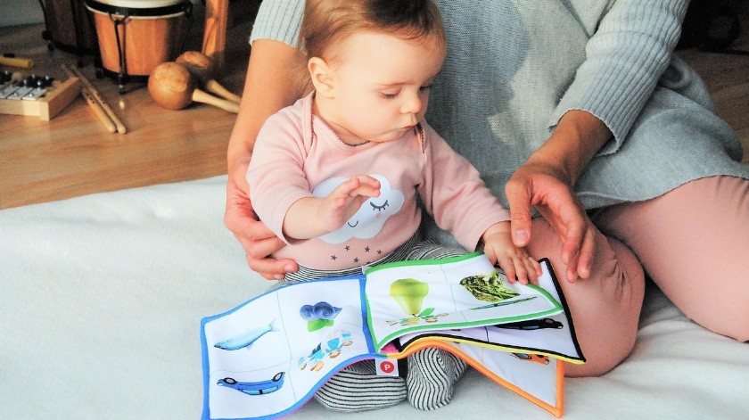 Leer en voz alta a tus niños puede ser una sencilla pero gran forma de ayudarles en su desarrollo.(Pixabay)