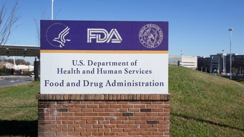 La FDA ya concedió a comienzos de este mes otra autorización de urgencia para el uso en el país de un cóctel muy similar, propiedad de la farmacéutica Eli Lilly.(EFE.)