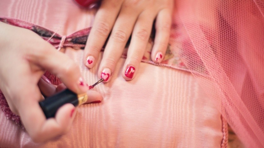 De acuerdo al especialista luego de retirar este esmalte se recomienda una vez a la semana, cortar las uñas para ir retirando el excedente. (Pixabay.)
