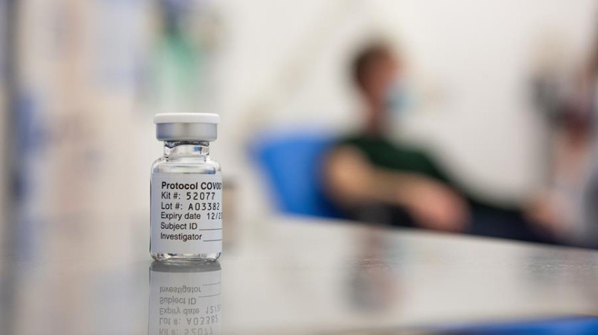 La farmacéutica AstraZeneca y la Universidad de Oxford planean nuevo estudio para validar la eficacia de su vacuna contra el Covid-19.-(EFE)
