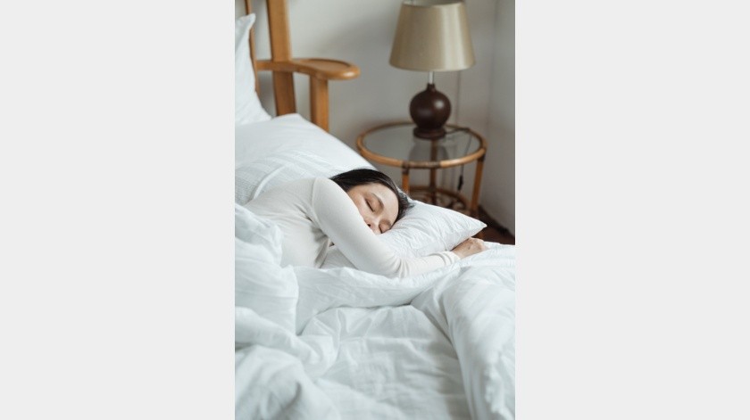 Una buena almohada puede mejorar tu descanso.(Pexels)