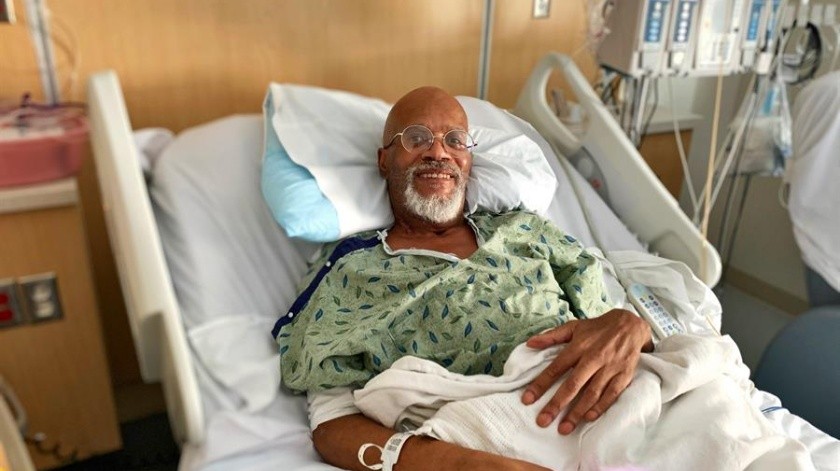 Fotografía cedida por el centro médico de la Universidad Banner en Tucson donde se muestra a Darryl Williams, veterano de la Fuerza Aérea que tenía una enfermedad pulmonar en etapa terminal a causa de la fibrosis antes de contagiarse de Covid-19, mientras descansa en la cama del hospital.