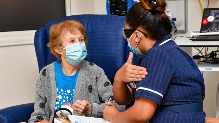 Margaret Keenan, de 90 años, fue filmada y fotografiada mientras se le administró la vacuna -en torno a las 6.30 GMT- en el Hospital Universitario de Coventry, en el centro de Inglaterra.(Foto: EFE)