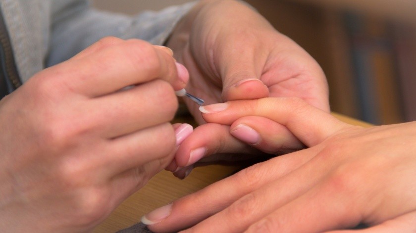 Cuando uses loción para manos, ponte loción en las uñas y en las cutículas también. Aplica una capa protectora. Aplicar un fortalecedor de uñas podría ayudar a fortalecer. (Pixabay.)