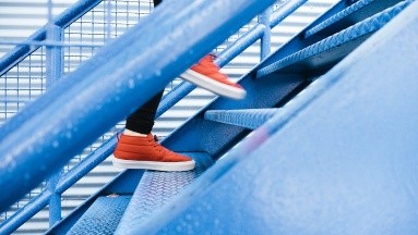 Utiliza la escalera de tu casa para ponerte en forma con estos ejercicios