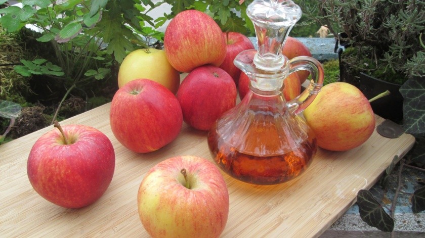 Comenta que los defensores del vinagre de manzana afirman que este tiene númerosos beneficios y un suplemento antes de las comidas ayuda a reducir el apetito y quemar grasas.(Pixabay.)