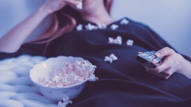 Ver películas tristes te haría comer más y subir de peso, según estudio