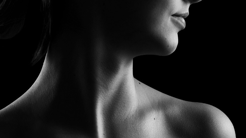 Las arrugas pueden aparecer más rápido en el cuello y el escote.(Pixabay)